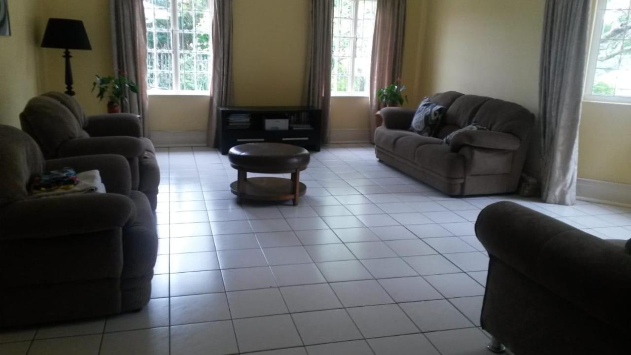 The Crescent Guesthouses - Bnb/Self Catering Durban Kültér fotó