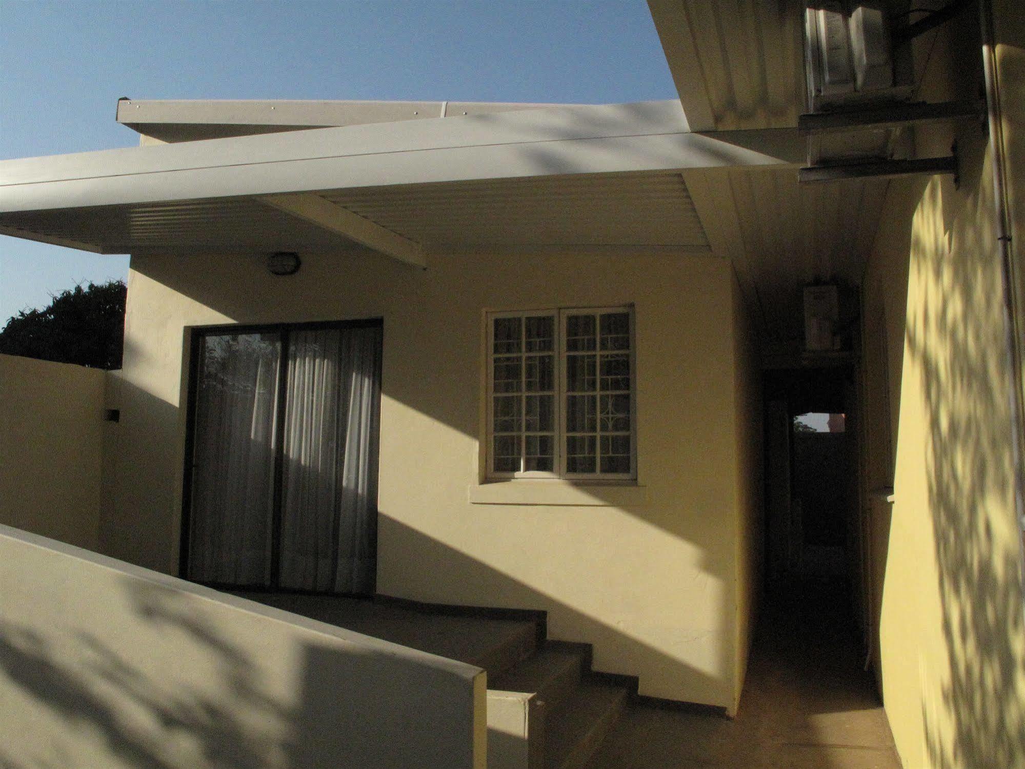 The Crescent Guesthouses - Bnb/Self Catering Durban Kültér fotó